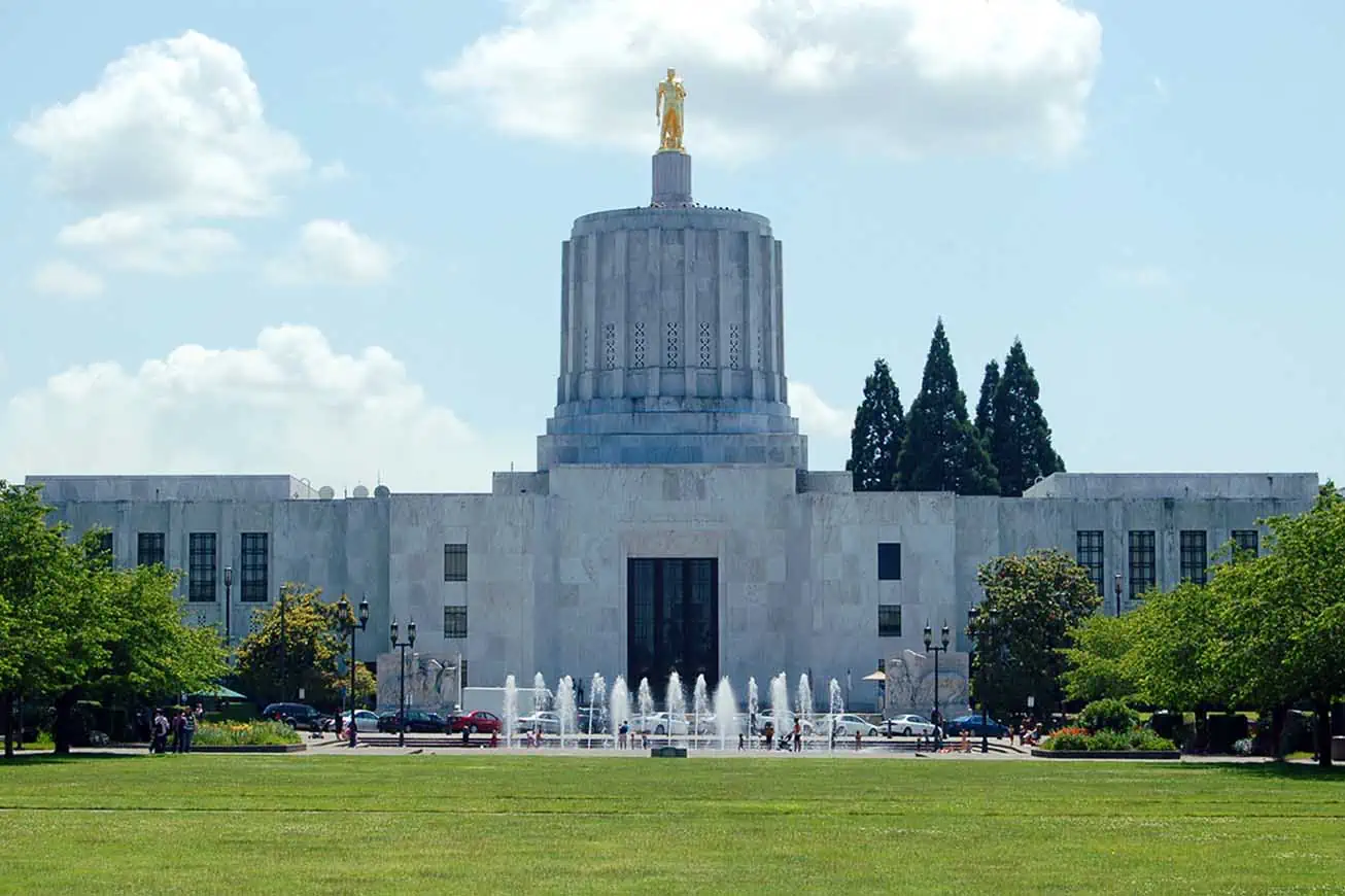 Front view of Oregon State Capitol Building